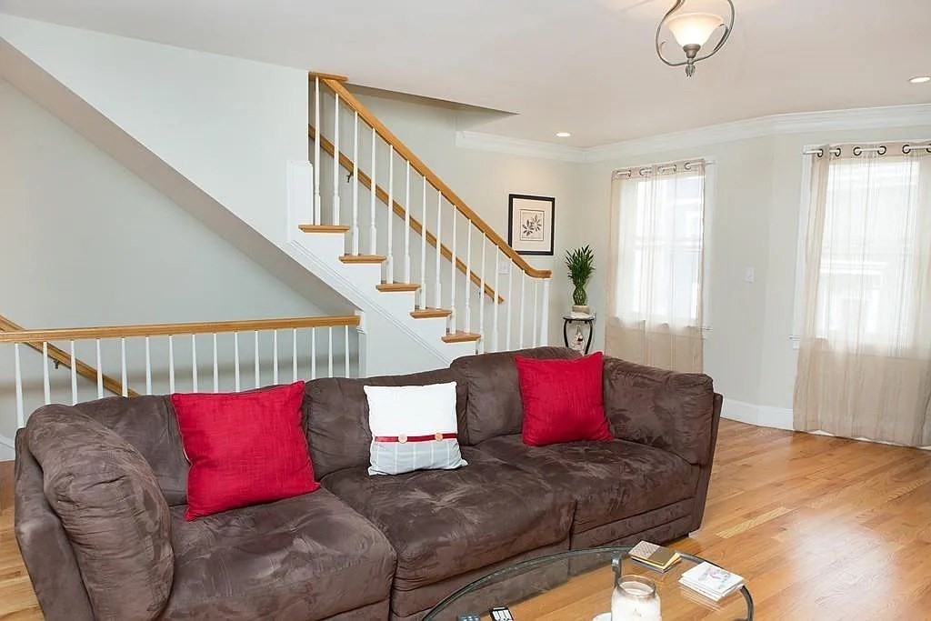 159 W 6th St, South Boston