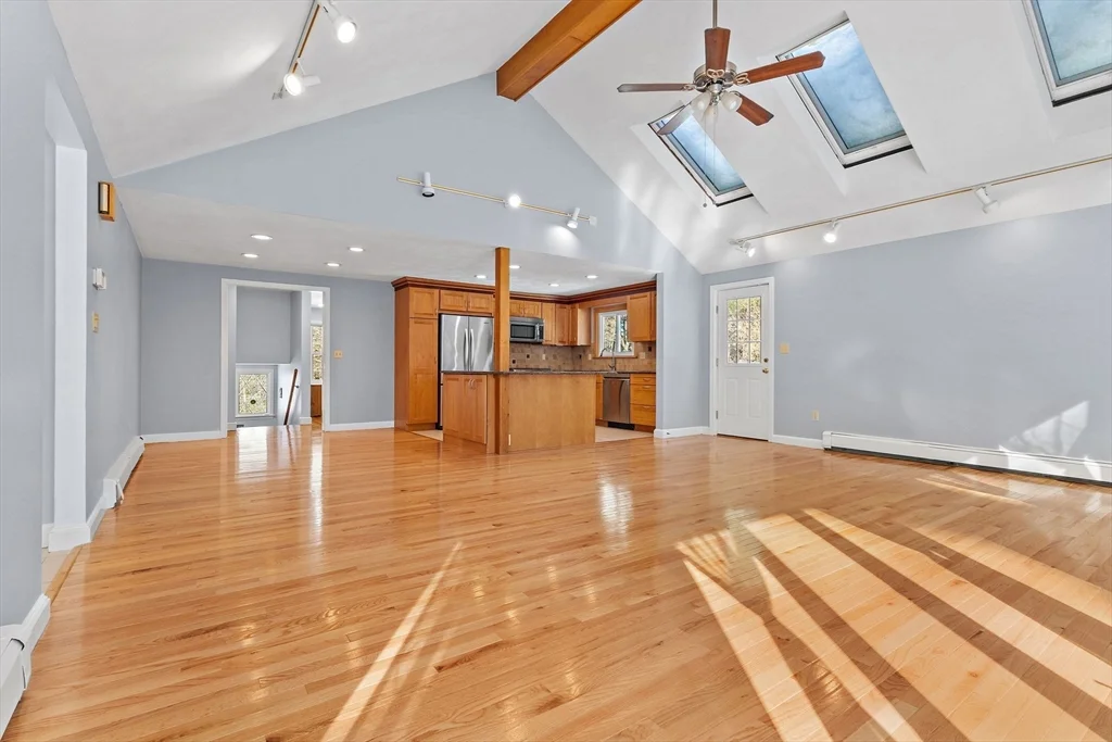 77 Colonial Rd, Sudbury