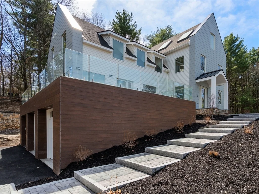 7 Whipple Rd, Lexington