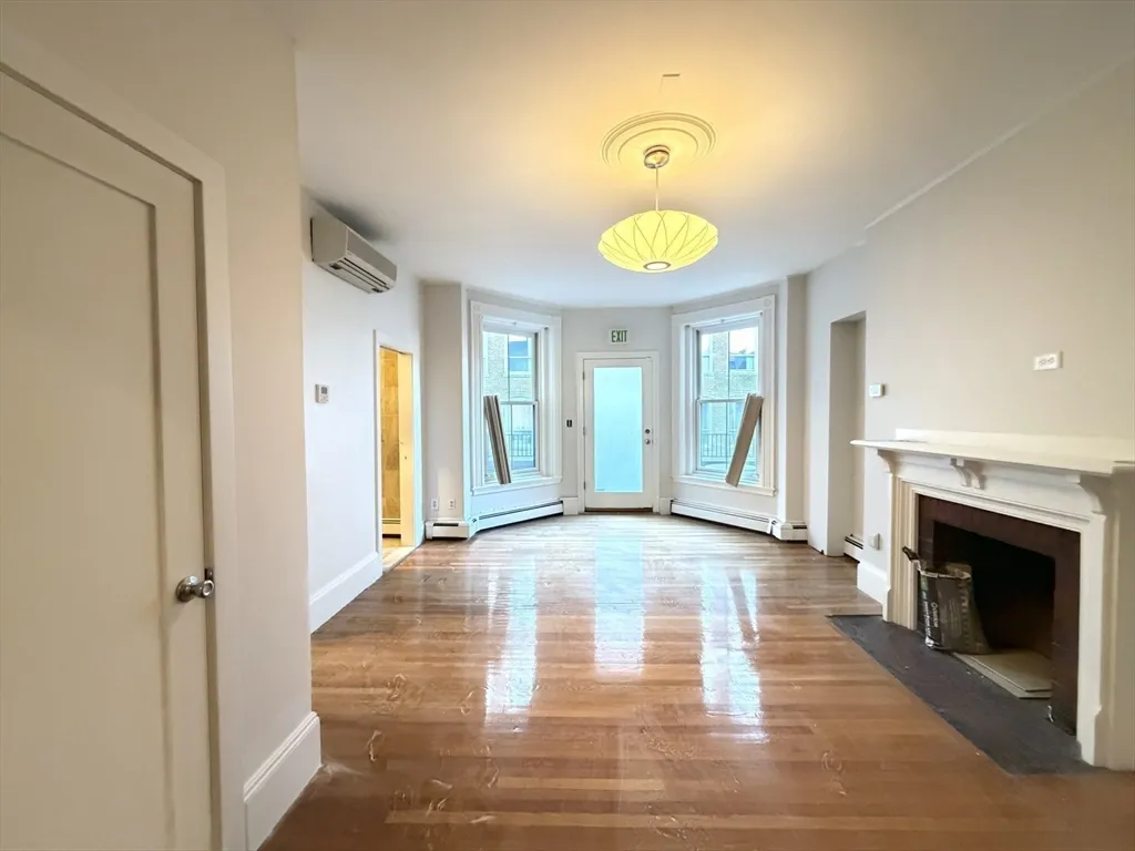 218 Newbury St, Back Bay