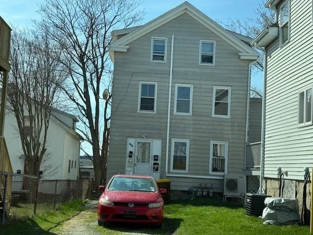 162 Hanover St, Fall River