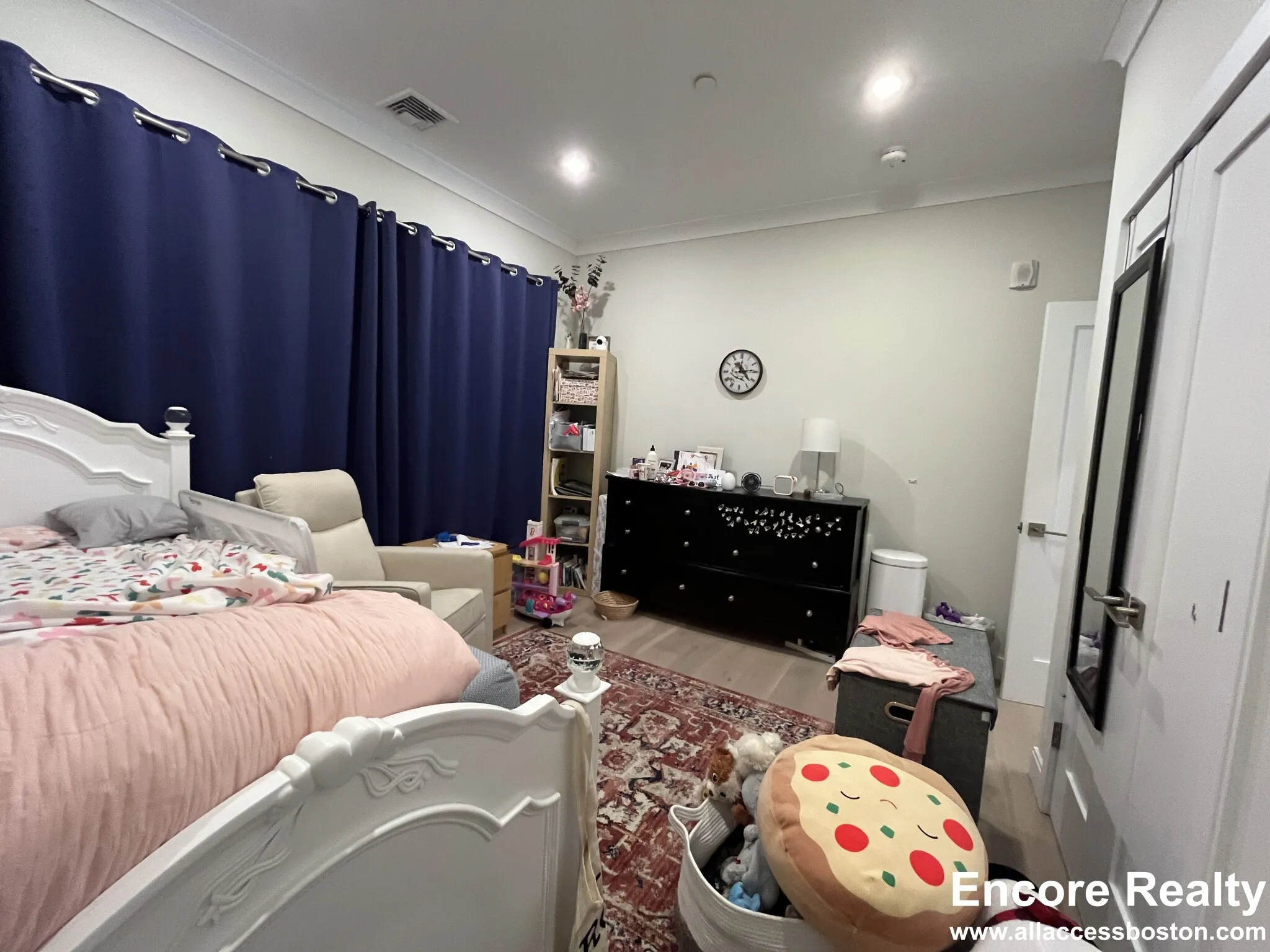 32 Cummins Highway, Roslindale