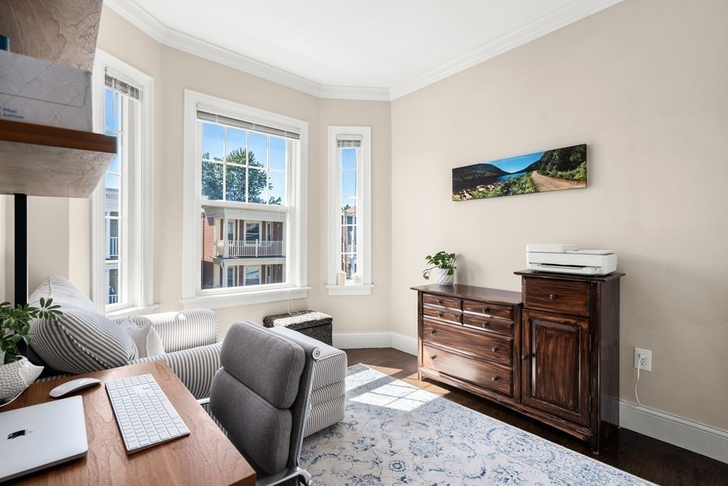 1048 Saratoga St, Boston