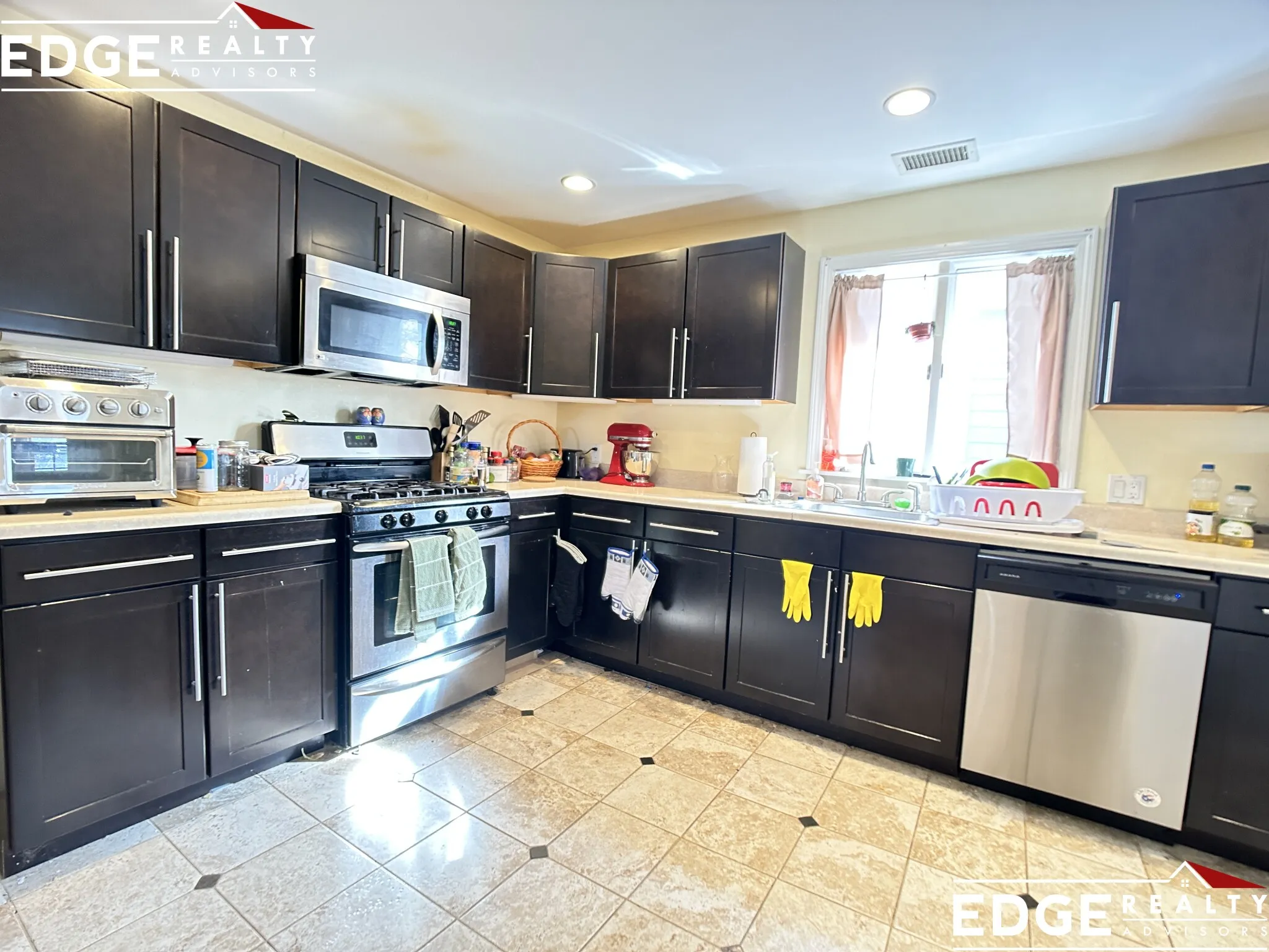 27 Bostonia Ave, Oak Square