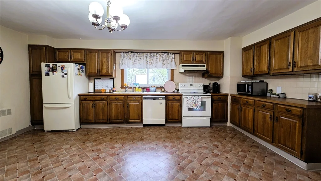 698 Church St, Whitinsville