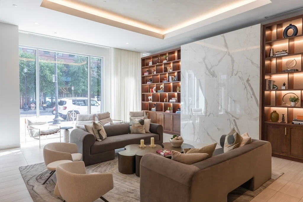 32 Traveler St, South End