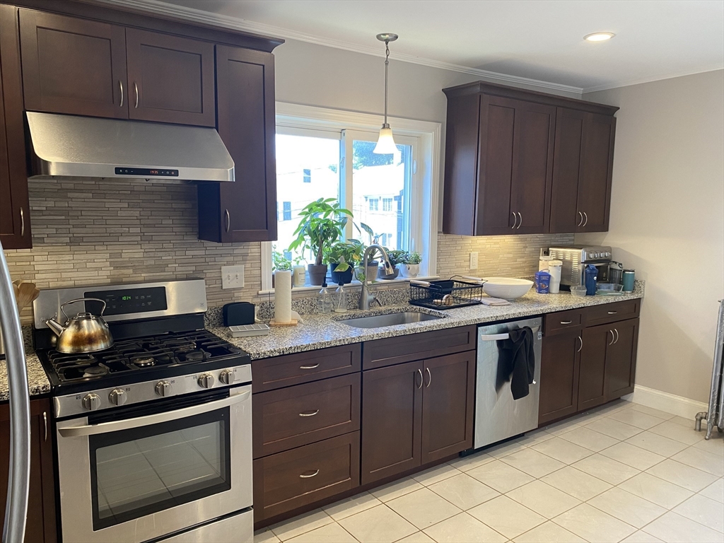 129 Brooks St, Oak Square