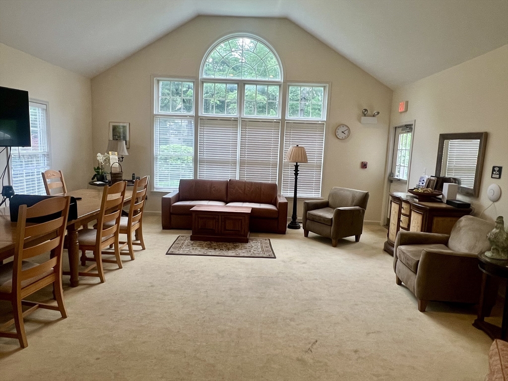 8 Stonegate Ln, Bedford