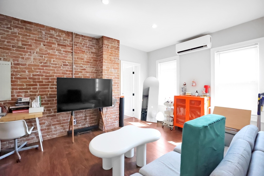 284 E Eighth St, South Boston