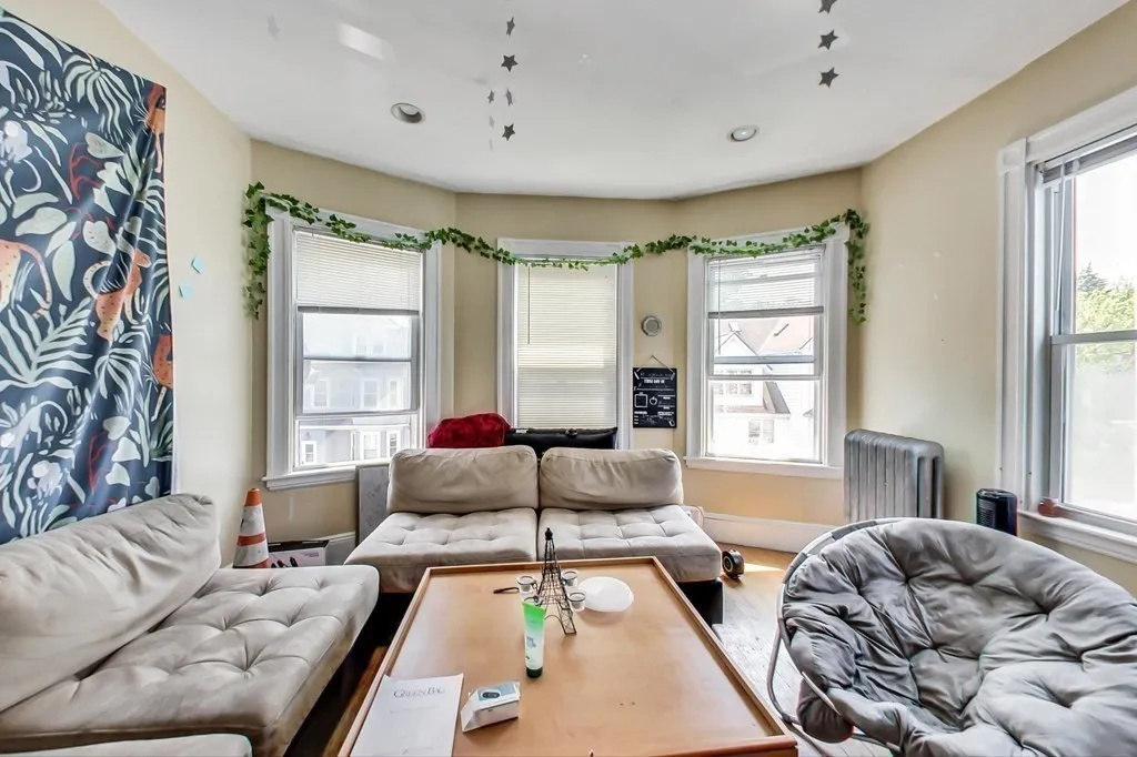 47 Hillside St, Mission Hill