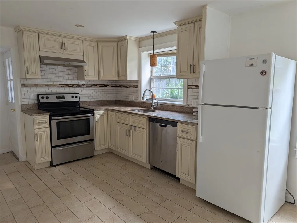144 Lake Shore Dr, Weymouth