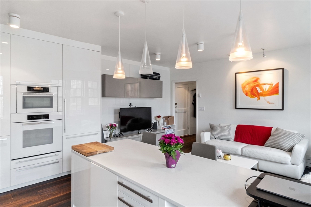 988 Memorial Dr, Harvard Square