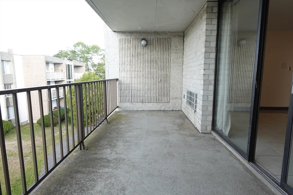 37 Skyline Dr, Braintree