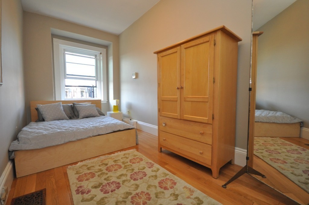 218 Newbury St, Back Bay