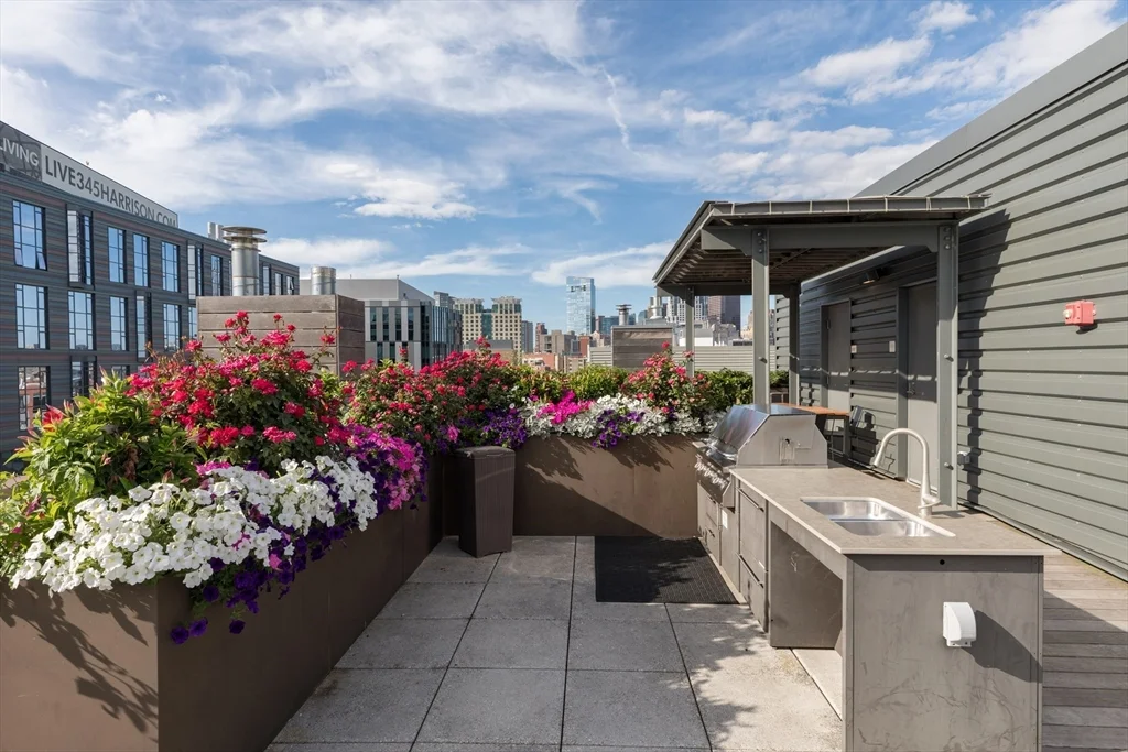 32 Traveler St, South End