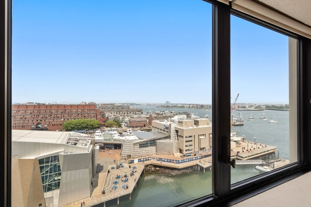 85 East India, Waterfront
