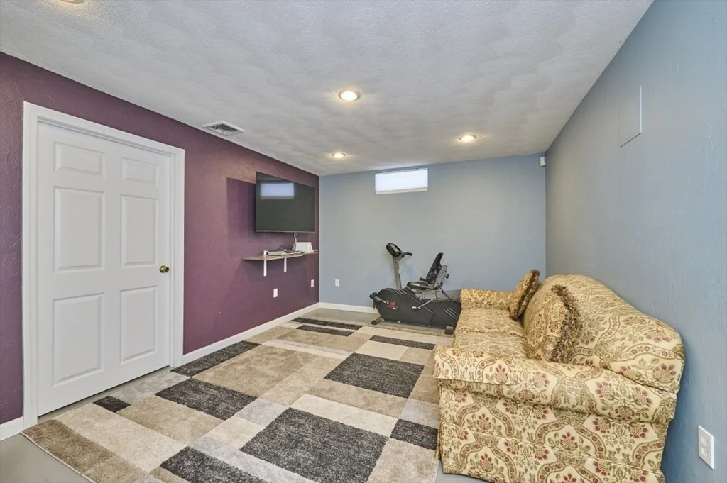 27 Cranberry Ln, Burlington