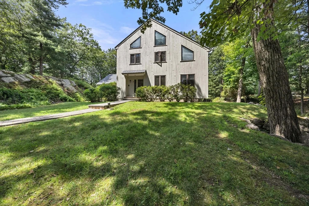 4 Crestview Ln, Milton