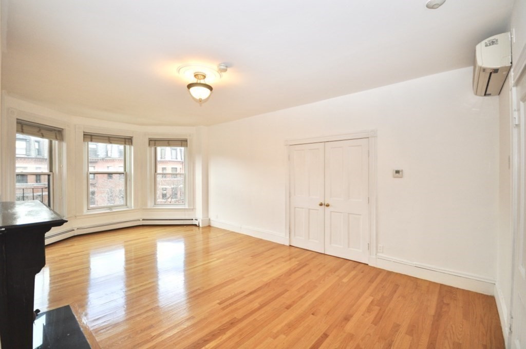 218 Newbury St, Back Bay