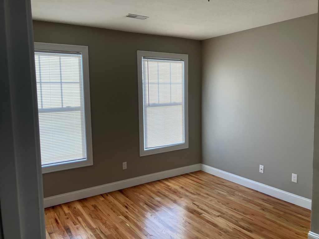 517 Mckinstry Ave, Chicopee