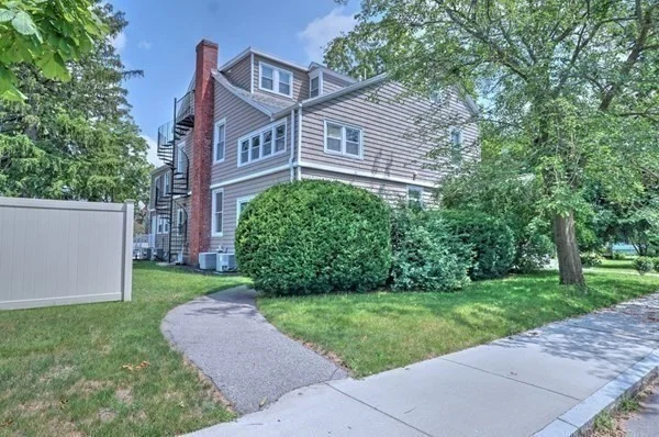 37 Walnut Pl, Newtonville