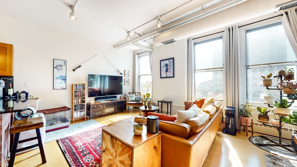 210 South, Leather District