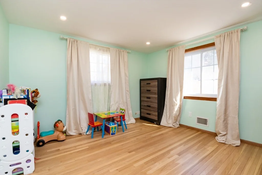 22 Livoli Rd, Framingham