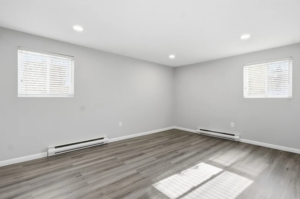 18 Fountain Ln, Weymouth