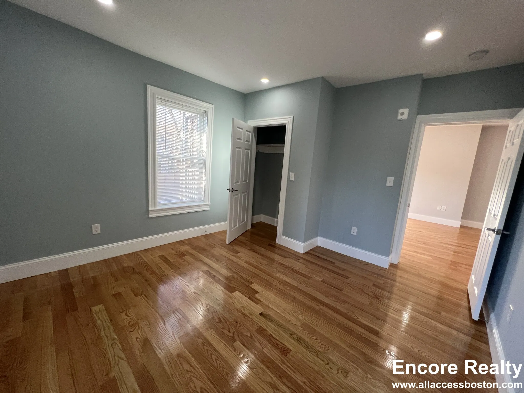 372 Oxford St, Ward Two