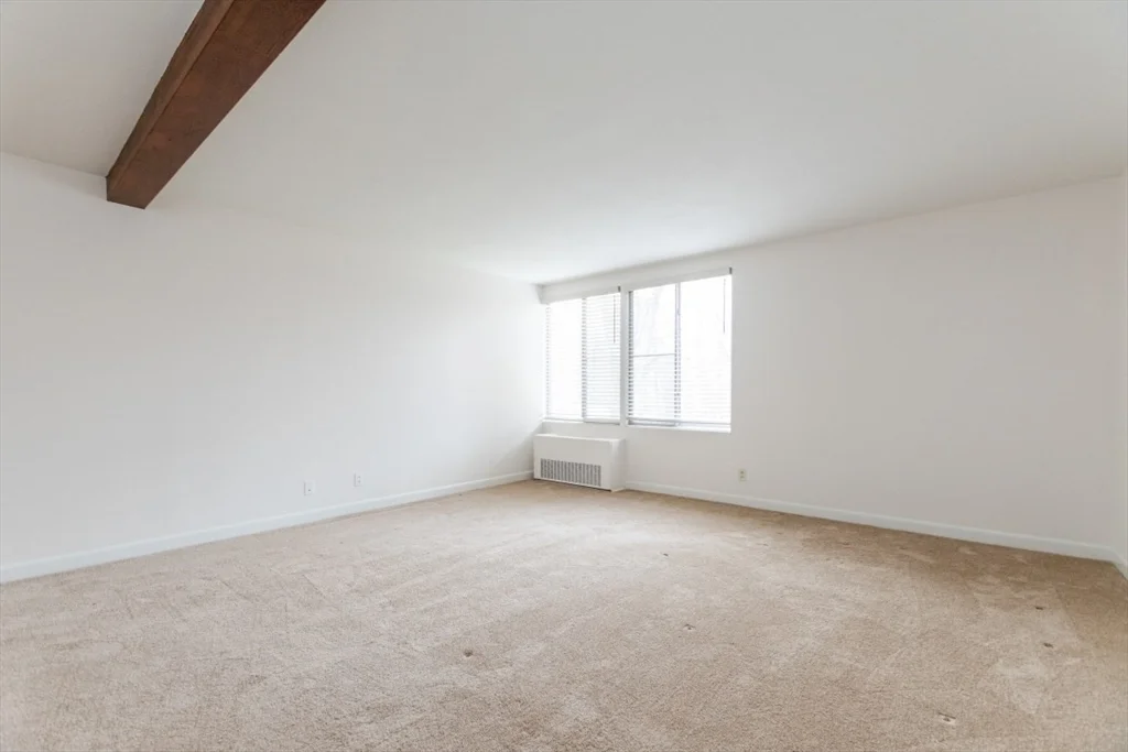 8 Longwood Dr, Andover