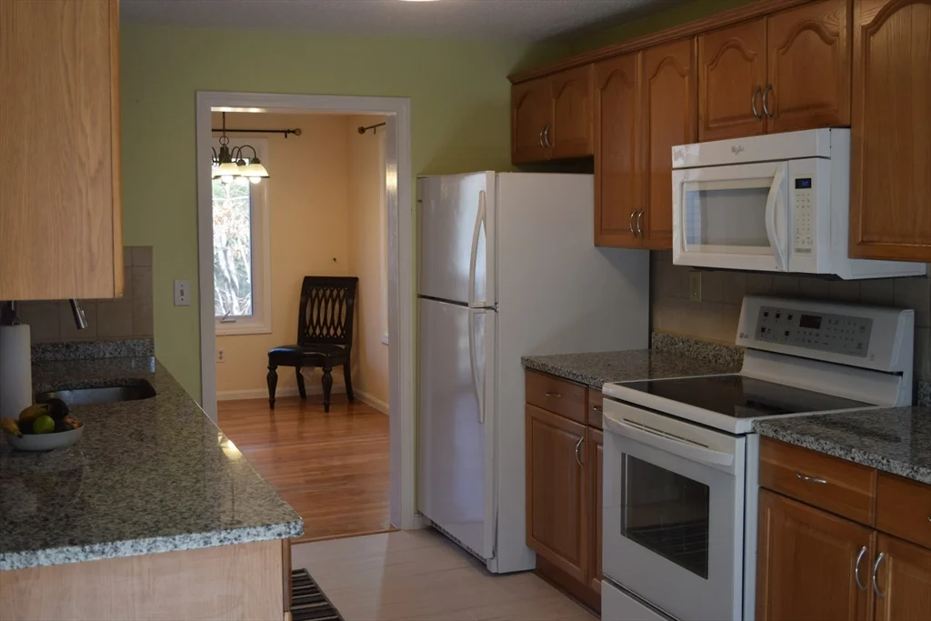 11 Hilltop Ln, Easton