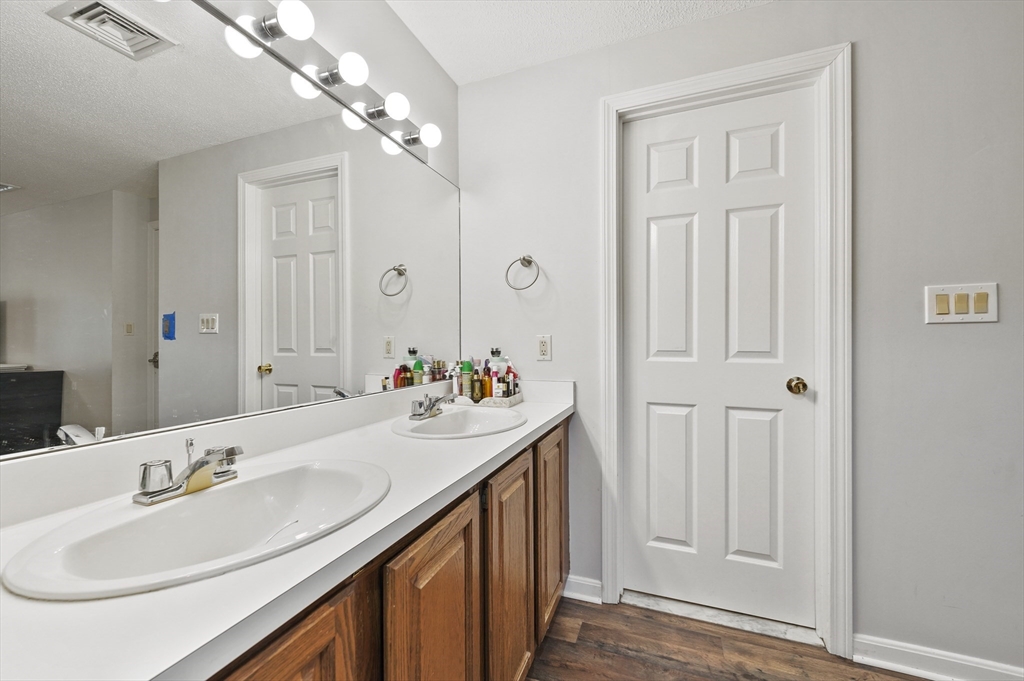 11 Ledgewood Way, Peabody