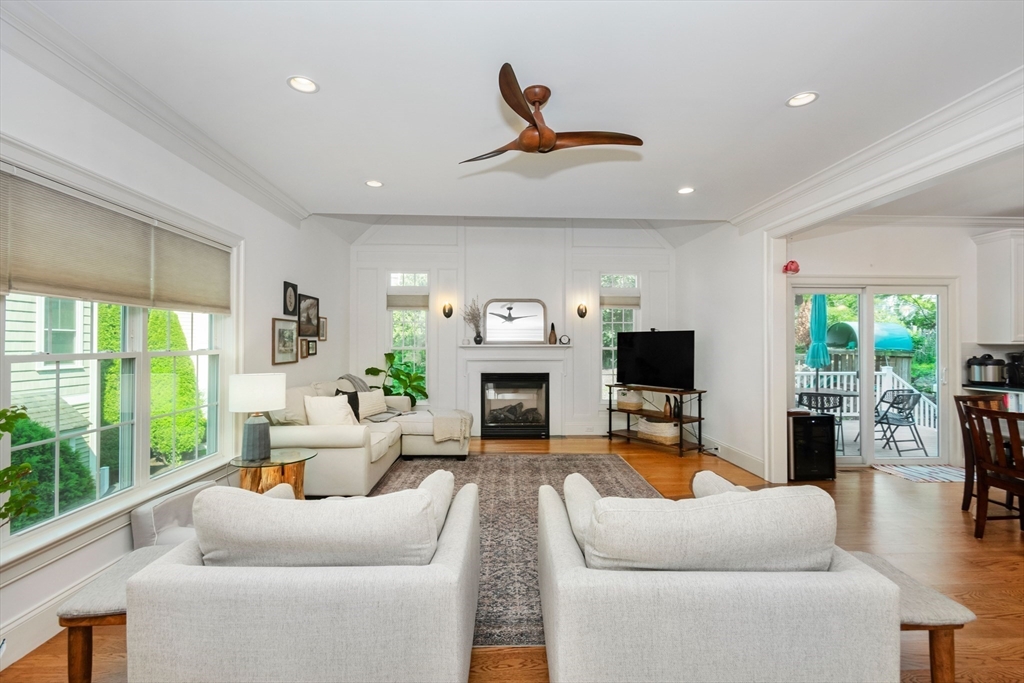 14 Brattle Ln, Arlington