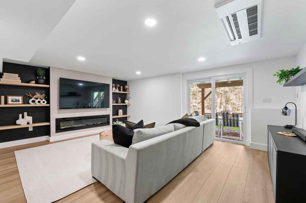 86 Pioneer Trail, Plymouth