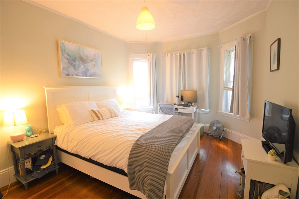 14 Breck Ave, Oak Square