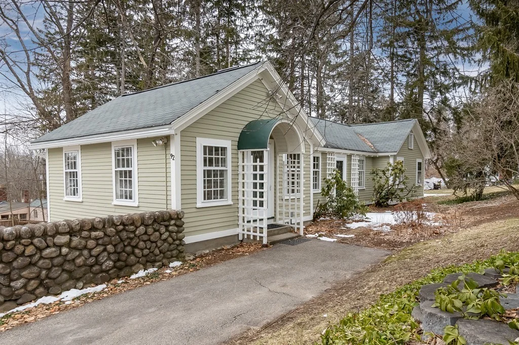 92 Farmers Row, Groton