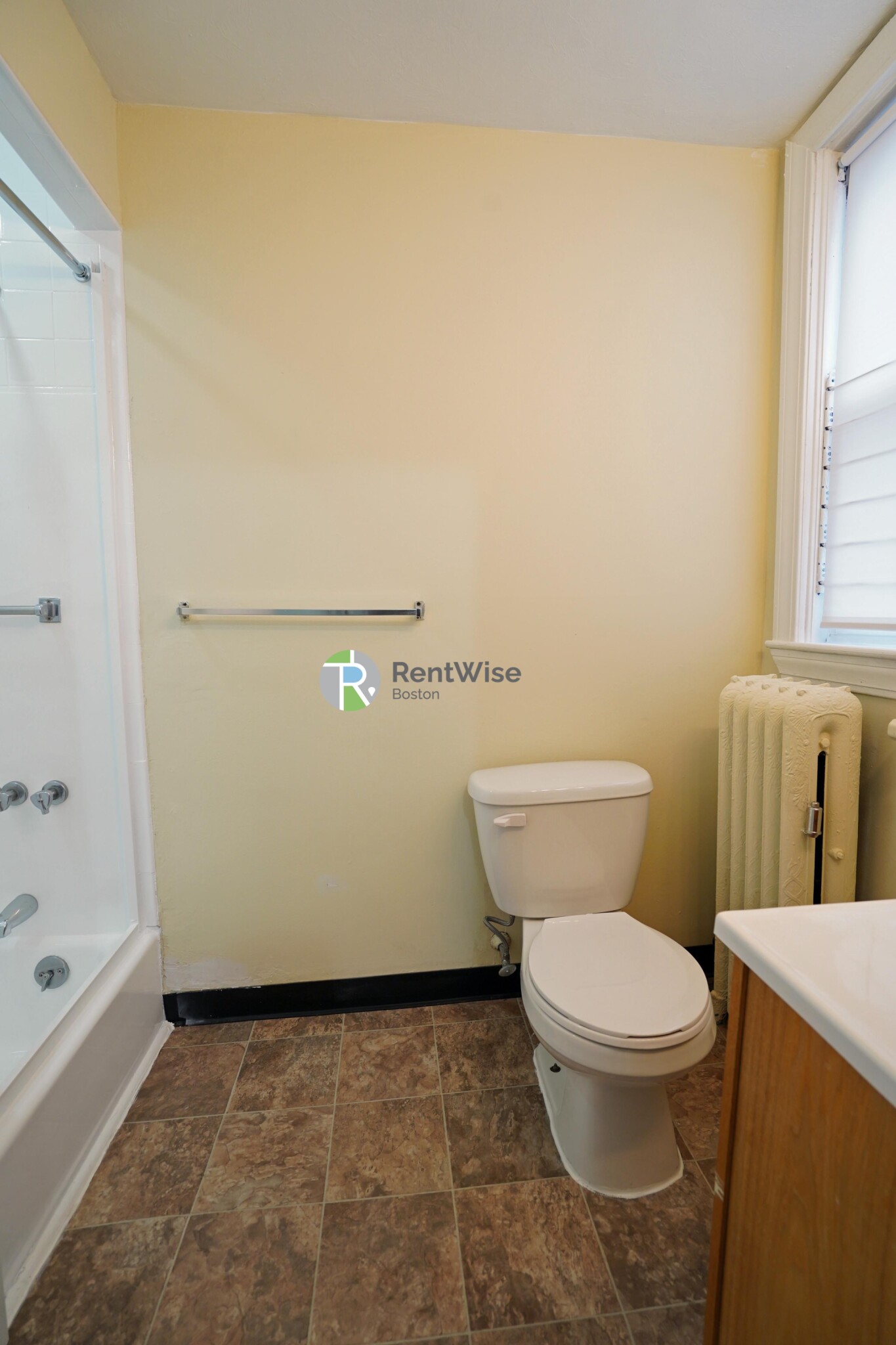 82 Robbins Pl, South Side