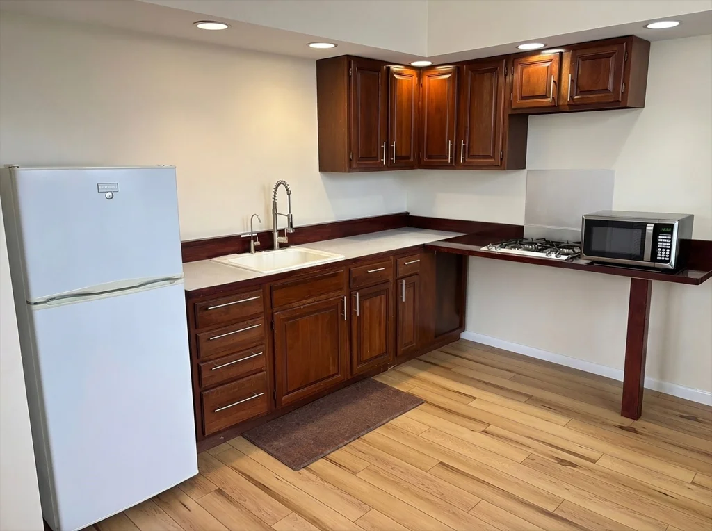 407 Main St, Medford