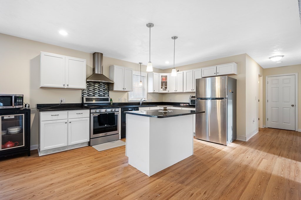 3 Moore Dr, Millbury