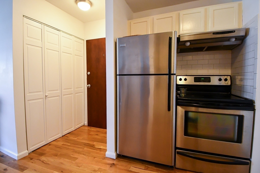 386 Commercial, North End