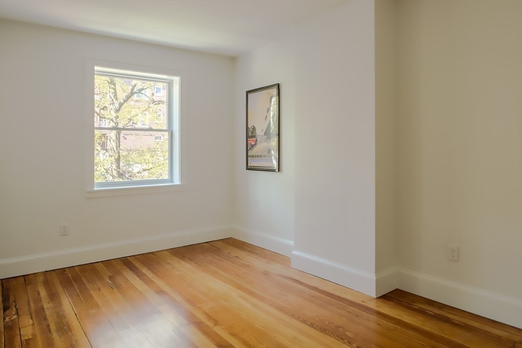 15 Colbourne Crescent, Brookline