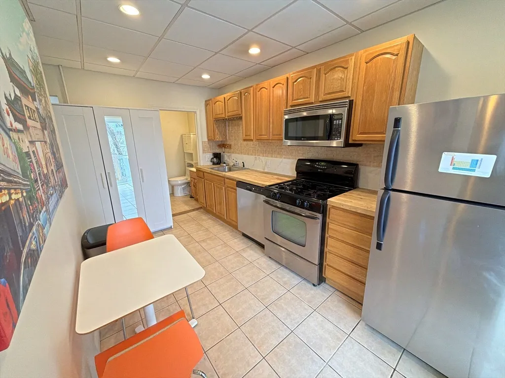 130 West 8th St, South Boston