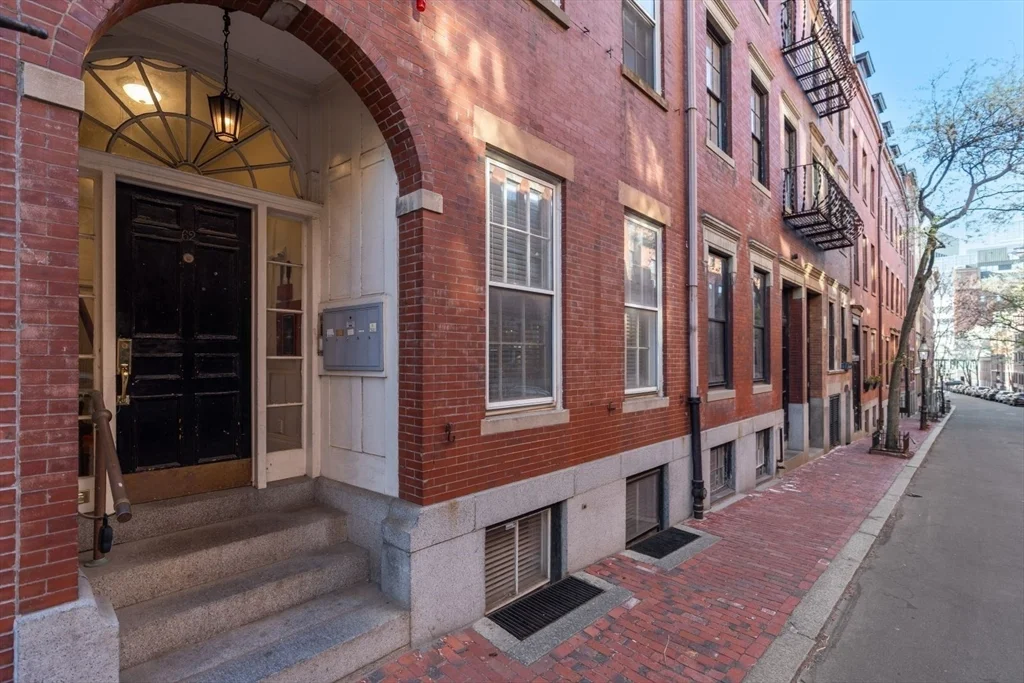 62 West Cedar St, Beacon Hill