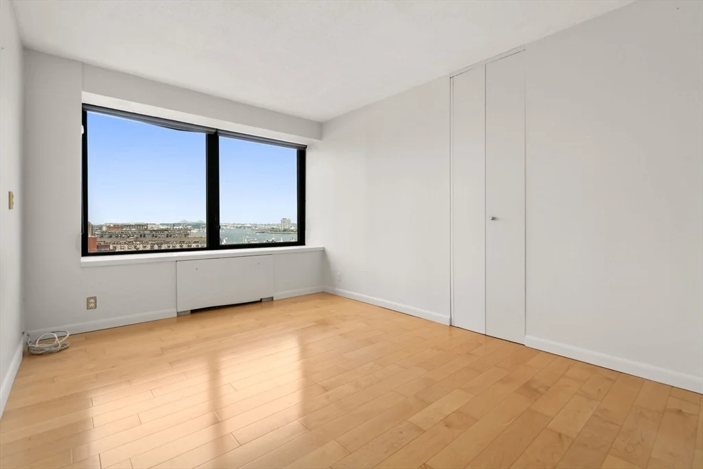 85 East India, Waterfront