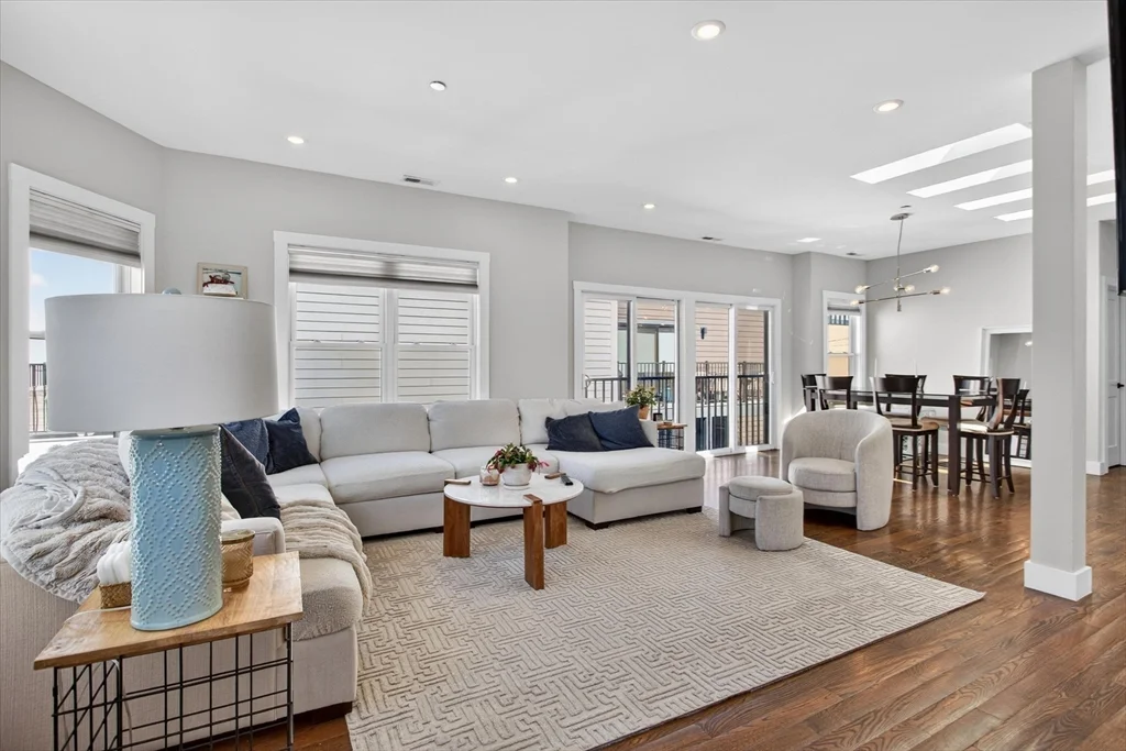 15 W Bellflower St, South Boston
