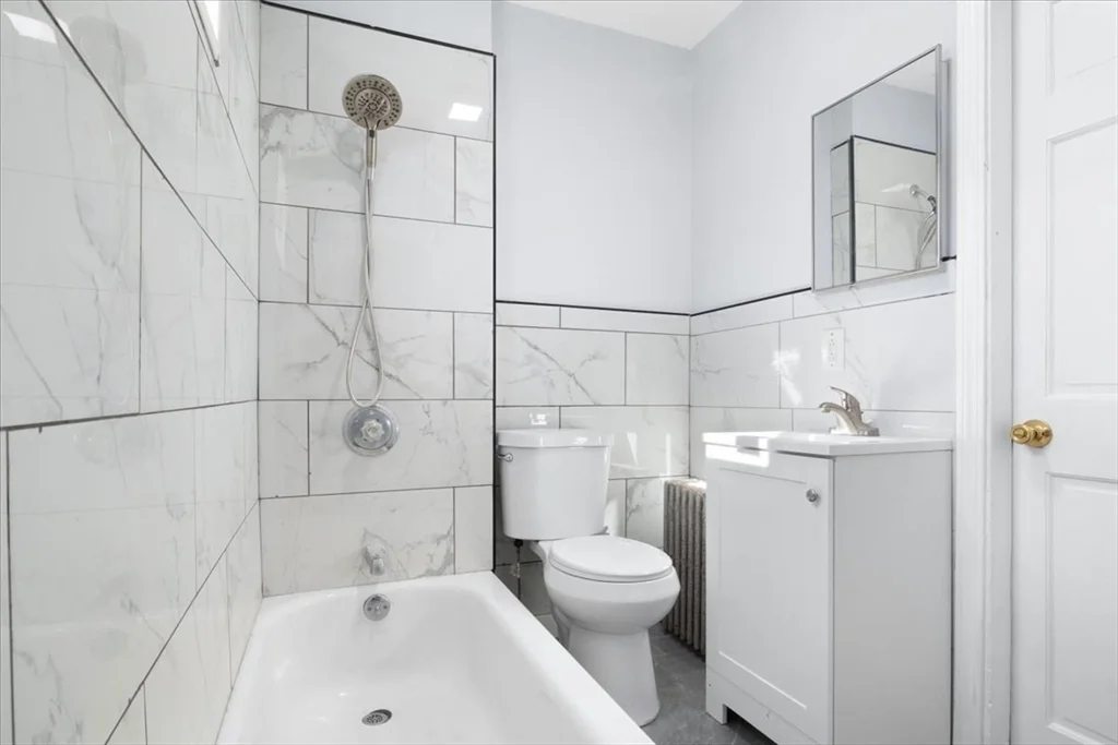 8 Linwood St, Holbrook