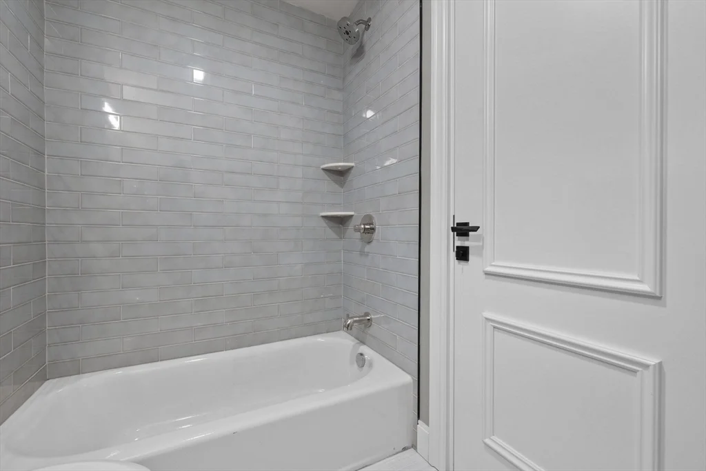 3 Burke Ln, Wellesley