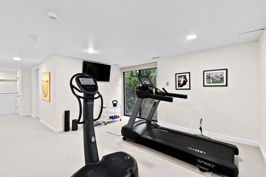25 Laurus Ln, Newton
