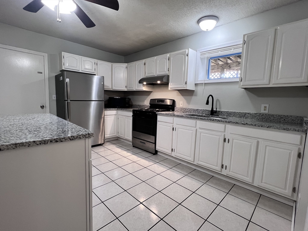 991 County St, Fall River