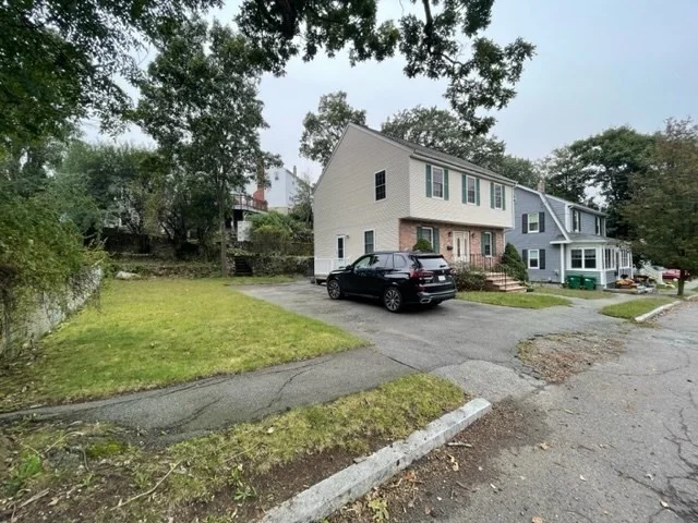 72 Cedar Rd N, Medford